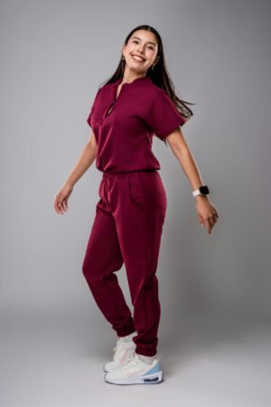 Uniforme clínico Scrubs Guinda