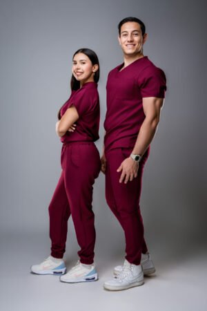 Uniforme clínico Scrubs Guinda